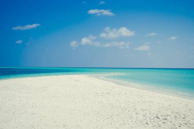 Egzotik tropik sahil arka plan. Yaz tatili, turizm, popüler, lüks seyahat kavramı. Maldivler. Deniz manzarası kum, Turkuaz su beyaz. Cennet tatil Adası. Uzay kopyalayın. Mavi gökyüzü