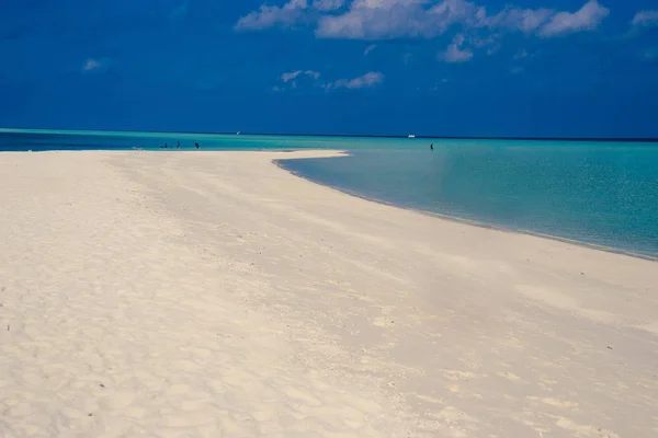 Egzotik tropik sahil arka plan. Yaz tatil ve Turizm, popüler hedef, lüks seyahat kavramı. Maldivler Hint Okyanusu. Beyaz kum, Turkuaz su ile deniz manzarası. Cennet tatil Adası — Stok fotoğraf