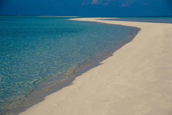 Exotische tropische transporthoeveelheden strand. Zomer vakantie en toerisme, populaire bestemming, luxe reizen concept. Maldiven, Indische Oceaan. Zeegezicht met wit zand, turquoise water. Paradijs vakantie eiland — Stockfoto