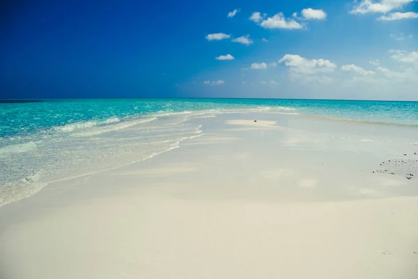 Idyllisch paradijs eiland landschap. Exotische tropische strand. Zomervakantie, populaire bestemming, luxe vakantieoord, toerisme concept. Reizen naar de Malediven. Zeegezicht met wit zand, turquoise water. — Stockfoto