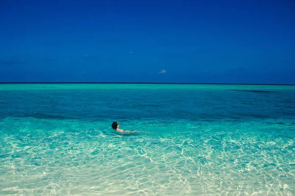 Idyllisch paradijs eiland landschap. Exotische tropische strand. Zomervakantie, luxe vakantieoord, toerisme concept. Reizen Malediven. Zeegezicht met turquoise water. Kopieer ruimte. Vrouw zwemmen, ontspannen. — Stockfoto