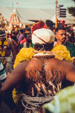 Batu Caves, Selangor, Malezya - 31 Ocak 2018 Hindu adanmışlar Thaipusam festival alayı ve teklifleri ile kutlamak. Din kavramı. Kültür ve gelenekleri. Asya seyahat. Adamın arka kanca