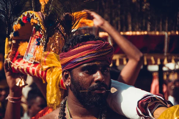 BATU CAVES, SELANGOR, MALASIA - 31 ENERO 2018 Los devotos hindúes celebran el festival Thaipusam con procesión y ofrendas. Retrato de hombre. Concepto de religión. Cultura y tradiciones. Lengua perforada —  Fotos de Stock