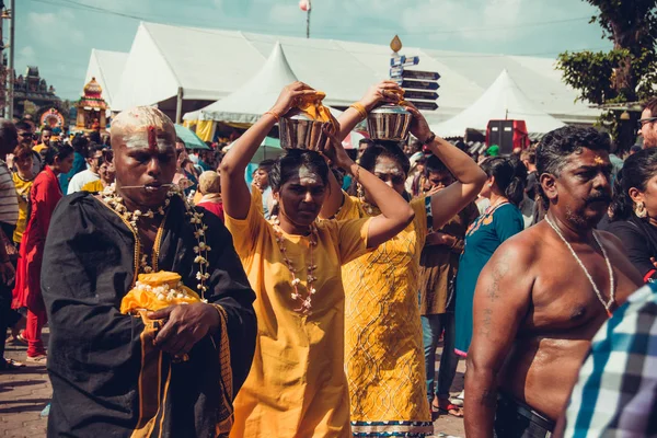 CAVES BATU, SELANGOR, MALÁSIA - 31 DE JANEIRO DE 2018 Os devotos hindus celebram o festival Thaipusam com procissão e ofertas. Pessoas mulheres retrato. Conceito de religião. Cultura e tradições. Ásia viagens — Fotografia de Stock