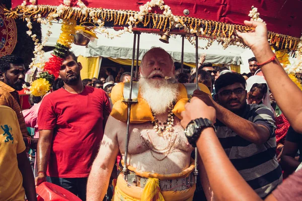 Batu Caves, Selangor, Malezja - 31 stycznia 2018 wyznawców hinduizmu świętować Festiwalu Thaipusam z procesji i ofiary. Starszy mężczyzna portret. Koncepcja religii. Kultury i tradycji. Asia travel — Zdjęcie stockowe