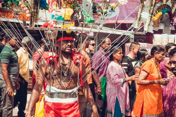 Batu grottor, Selangor, Malaysia - 31 januari 2018 hinduiska anhängare fira Thaipusam festival med procession och erbjudanden. Piercing man stående. Religion-konceptet. Kultur och traditioner. Asia travel — Stockfoto