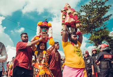 Batu Caves, Selangor, Malezya - 31 Ocak 2018 Hindu adanmışlar Thaipusam festival alayı ve teklifleri ile kutlamak. Portre. Kültür ve gelenekleri. Asya seyahat. Destek kavramı