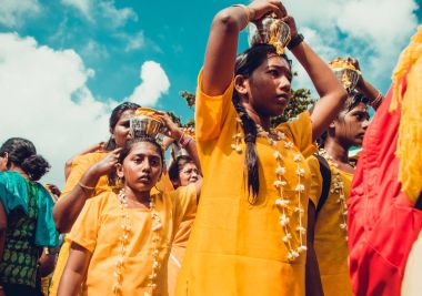 Batu Caves, Selangor, Malezya - 31 Ocak 2018 Hindu adanmışlar Thaipusam festival alayı ve teklifleri ile kutlamak. Kız portre. Din kavramı. Kültür ve gelenekleri. Asya seyahat