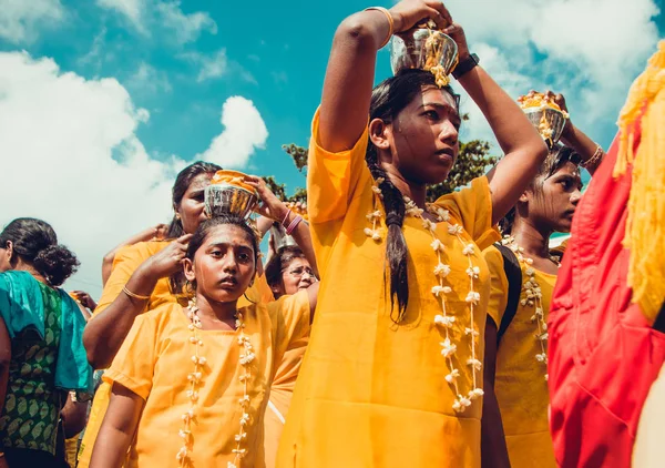 Batu Caves, Selangor, Malezja - 31 stycznia 2018 wyznawców hinduizmu świętować Festiwalu Thaipusam z procesji i ofiary. Portret dziewczyny. Koncepcja religii. Kultury i tradycji. Asia travel — Zdjęcie stockowe