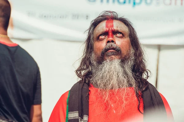 Batu grottor, Selangor, Malaysia - 31 januari 2018 hinduiska anhängare firar Thaipusam festival. Skägget mannen porträtt. Religion, hinduism koncept. Kultur, traditioner. Närbild av Sadhu helig Man tittar upp — Stockfoto