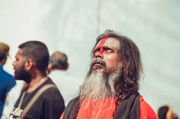 Batu grottor, Selangor, Malaysia - 31 januari 2018 hinduiska anhängare firar Thaipusam festival. Människor porträtt. Religion, hinduism koncept. Kultur och traditioner. Närbild av Sadhu helig Man tittar upp — Stockfoto