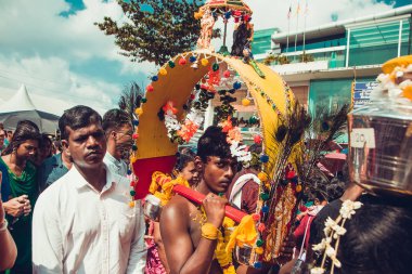 Batu Caves, Selangor, Malezya - 31 Ocak 2018 Hindu adanmışlar Thaipusam festival alayı ve teklifleri ile kutlamak. Erkeğin güçlü portre. Din kavramı. Kültür ve gelenekleri. Asya seyahat