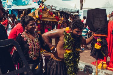 Batu Caves, Selangor, Malezya - 31 Ocak 2018 adanmışlar Hindu Thaipusam Festivali kutlamak. Portre. Din kavramı. Kültür ve gelenekleri. Asya seyahat. Kavadi olan yorgun adam. Destek