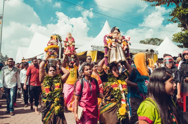 Batu Caves, Selangor, Malezya - 31 Ocak 2018 Hindu adanmışlar Thaipusam festival alayı ve teklifleri ile kutlamak. İnsanlar, kadın portre. Din kavramı. Asya kültür ve gelenekleri.