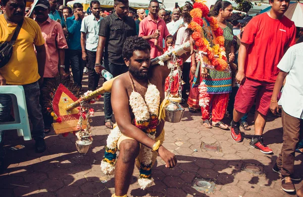 Batu grottor, Selangor, Malaysia - 31 januari 2018 hinduiska anhängare fira Thaipusam festival med procession och erbjudanden. Man utför kavadi. Religion-konceptet. Kultur och traditioner. Asia travel — Stockfoto