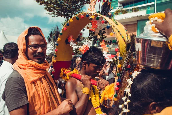 BATU CAVES, SELANGOR, MALASIA - 31 ENERO 2018 Los devotos hindúes celebran el festival Thaipusam con procesión y ofrendas. Retrato de hombre. Turismo religioso, concepto de prueba. Cultura asiática, tradiciones . —  Fotos de Stock