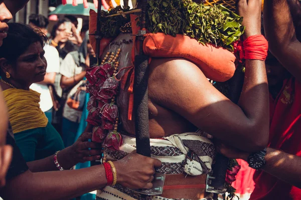BATU CAVES, SELANGOR, MALAYSIA - 31 января 2018 года индуистские преданные празднуют праздник Тайпусам процессией и приношениями. Концепция религии. Культура, традиции. Крупный план человека нарезанный с крюками назад — стоковое фото