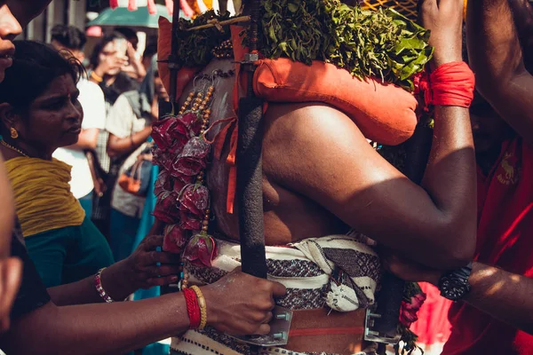 BATU CAVES, SELANGOR, MALASIA - 31 DE ENERO DE 2018 Los devotos hindúes celebran el festival Thaipusam con procesión y ofrendas. Concepto de religión. Cultura, tradiciones. Primer plano hombre ensartado con ganchos atrás —  Fotos de Stock