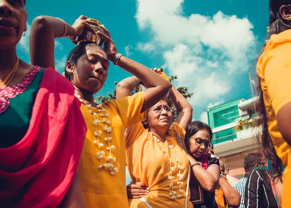 Batu Caves, Selangor, Malezja - 31 stycznia 2018 wyznawców hinduizmu świętować Festiwalu Thaipusam z procesji, oferty. Portret kobiety cierpienia. Koncepcja religii. Kultury i tradycji. Asia travel — Zdjęcie stockowe