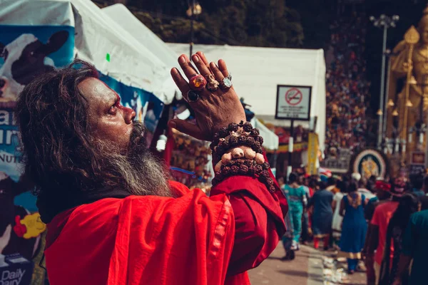 Batu Caves, Selangor, Malezja - 31 stycznia 2018 wyznawców hinduizmu świętować Festiwalu Thaipusam. Portret. Religia, koncepcja hinduizmu. Ręce kultu. Sadhu święty człowiek, modląc się, patrząc w górę — Zdjęcie stockowe