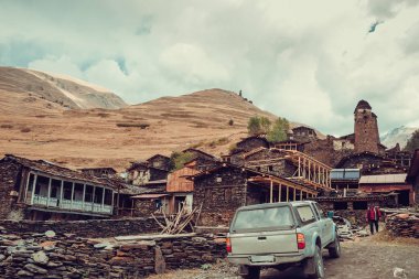 Geleneksel taş binalar ve Tusheti içinde savunma kuleleri ile eski köy Dartlo. Macera tatili. Gürcistan'a seyahat. Peyzaj mount. Yeşil ekoloji Turizm. Eko trekking turu. Yağmur mevsimi