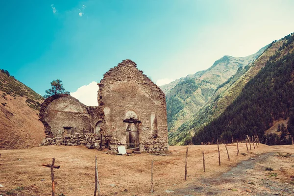 Restos de la antigua iglesia en ruinas, pueblo de Dartlo. Vacaciones de aventura en Tusheti. Viajar a Georgia. Paisaje. Ecología verde turismo. Naturaleza del campo. Copyspace. Eco tour de trekking. Camino de tierra —  Fotos de Stock