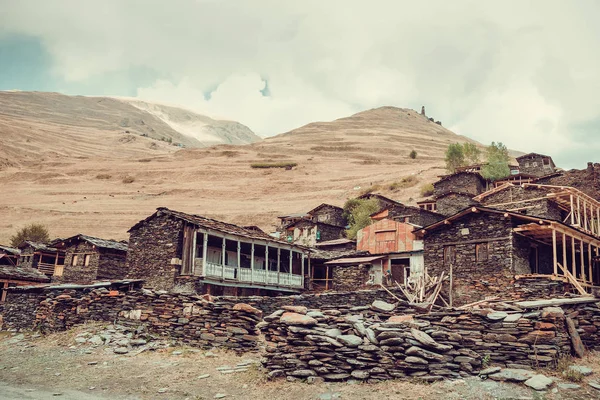Old village Dartlo with traditional stone buildings and defensive towers in Tusheti. Adventure holiday. Travel to Georgia. Mount landscape. Green ecology tourism. Eco trekking tour. Dull weather — Stock Photo, Image