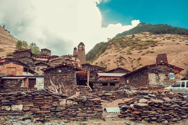 Antiguo pueblo de Dartlo con edificios de piedra tradicionales y torres defensivas en Tusheti. Vacaciones de aventura. Viajar a Georgia. Paisaje. Ecología verde turismo. Eco tour de trekking. Cielo nublado —  Fotos de Stock