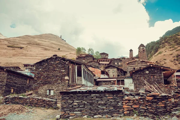 Vieux village Dartlo avec des bâtiments traditionnels en pierre et des tours défensives à Tusheti. Vacances d'aventure. Voyage en Géorgie pays. Paysage du mont. Tourisme écologique vert. Eco trekking tour . — Photo