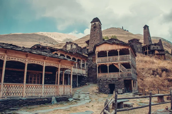 Pequeño pueblo de Dartlo con edificios de piedra tradicionales y torres defensivas en Tusheti. Vacaciones de aventura. Viajar a Georgia. Ecología verde turismo. Eco tour de trekking. Balcón decorado con calado —  Fotos de Stock