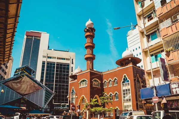 Kuala Lumpur cityscape. Religious and modern architecture. Travel to Malaysia. Mosque Masjid India. City tour. Street market area. Tourism industry. Building facade. Urban background. Street scene — Stock Photo, Image