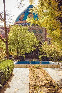 Sultanahmet Camii. Zarif İslam Mescid binası. Ermenistan 'a seyahat. Turistik mimari dönüm noktası. Erivan 'da gezi. Şehir turu. Turizm endüstrisi. Güneşli sonbahar günü. Dini konsept. Dikey