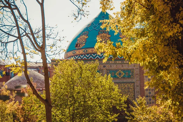 Modrá mešita. Elegantní islámská mešita budova. Cesty do Arménie, Kavkaz. Turistické architektura mezník. Turistika v Jerevanu. Prohlídka města. Turistický průmysl. Slunečné podzimní den. Náboženský koncept — Stock fotografie