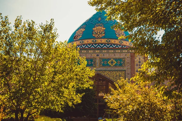 蓝色清真寺正门。优雅的伊斯兰清真寺建筑。前往亚美尼亚、高加索。建筑地标。观光埃里温。城市观光。旅游业。阳光明媚的秋日。宗教观念 — 图库照片