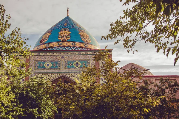 Mesquita azul. Elegante edifício masjid islâmico. Viaje para a Armênia, Cáucaso. Marco da arquitetura turística. Passeios turísticos em Yerevan. Excursão. Indústria do turismo. Conceito religioso. Cúpula decorada — Fotografia de Stock