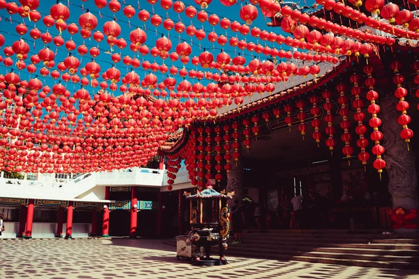 Territorium Thean Hou templet. Kuala Lumpur attraktion. Resa till Malaysia. Religiös bakgrund. Turistmål. Stadsrundtur. Plats för tillbedjan. Arkitektur-konceptet. Kinesiska röda lyktor dekoration — Stockfoto