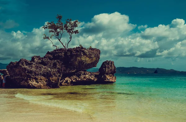 여름 시간입니다. 필리핀에 여행. 럭셔리 휴가입니다. 보라 카이 파라다이스 섬. 자연 배경입니다. 화이트 비치입니다. 열 대 풍경입니다. 바다 볼 수 있습니다. 관광 개념입니다. 극적인 하늘 구름입니다. Willys 바위 — 스톡 사진