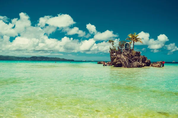 透明的浅水。去菲律宾旅游。夏天的奢侈假期。长滩岛乐园。白色海滩。海景。旅游理念。威利斯岩宗教, 旅游地标。复制空间 — 图库照片