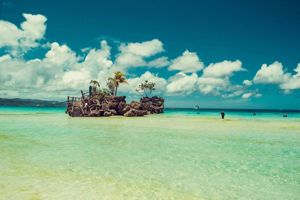 透明的浅水。去菲律宾旅游。夏天的奢侈假期。长滩岛乐园。白色海滩。海景。旅游理念。威利斯岩宗教, 旅游地标。文本位置 — 图库照片