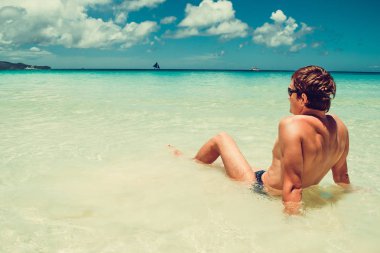 Adam sakin ol yaz plaj tatil zevk suda. Seyahat zamanı geldi. Stres ücretsiz. Gömleksiz fit atletik erkek vücut. Egzotik lüks tatil. Sağlıklı yaşam konsepti. Uzay kopyalayın. Güzellik ve vücut bakımı.
