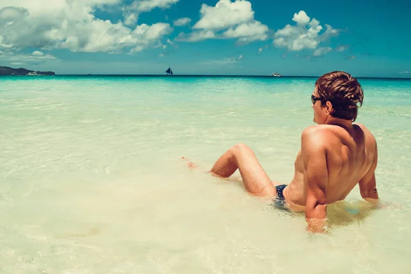 Adam sakin ol yaz plaj tatil zevk suda. Seyahat zamanı geldi. Stres ücretsiz. Gömleksiz fit atletik erkek vücut. Egzotik lüks tatil. Sağlıklı yaşam konsepti. Uzay kopyalayın. Güzellik ve vücut bakımı. — Stok fotoğraf