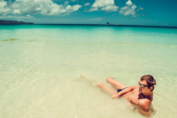 快乐的人在游泳护目镜在海上放松享受夏季海滩假期。旅行时间到了。压力释放。清澈的水。异国情调的奢侈假期。健康的生活方式概念。复制空间。身体护理. — 图库照片
