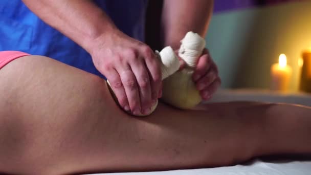 Massage met kruidenzakjes is een ontspannende ingreep. Close-up — Stockvideo