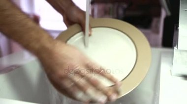 Adam lavaboya bulaşık