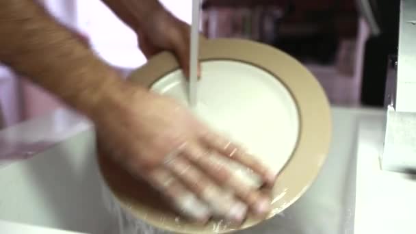 Hombre lavar los platos en el fregadero — Vídeo de stock