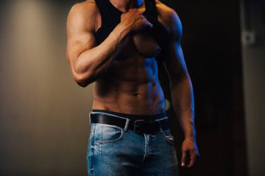 Vücut geliştirmeci üzerinde 6 pack görüntüsünü kapatmak