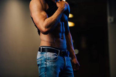 Vücut geliştirmeci üzerinde 6 pack görüntüsünü kapatmak