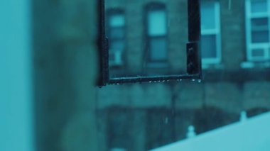 Yangın merdiveni merdivenler üzerinde zıplayan yağmur damlaları