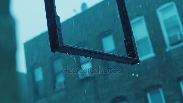 Gotas de lluvia rebotando en las escaleras de escape de incendios — Vídeos de Stock