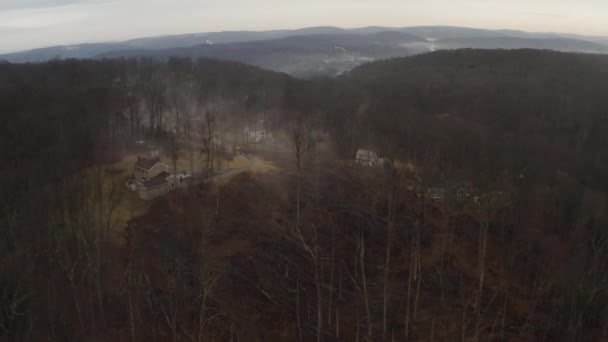 Anamorfe Luchtfoto Van Mistige Ochtend Tussen Heuvels — Stockvideo